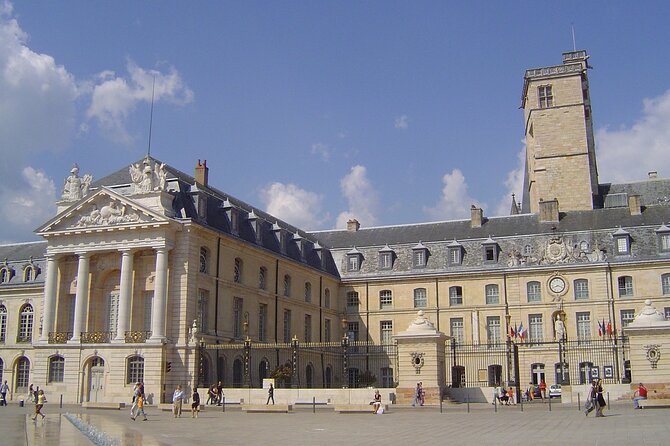 Dijon Self-Guided Smartphone Walking Tour and Game - Smartphone App and Game Features