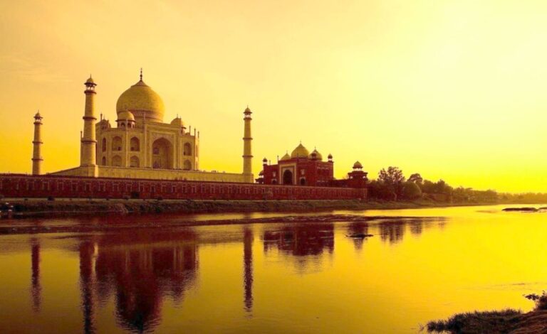 From Delhi: 2-Day Taj Mahal Sunrise Tour With Fatehpur Sikri