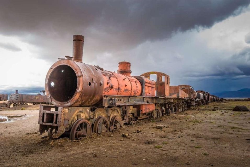 From La Paz: Uyuni Salt Flats Excursion Round Trip Bus - Experience Highlights of the Uyuni Salt Flats Tour