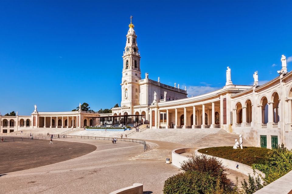 From Lisbon: Fátima & Batalha Monastery Panoramic Bus Tour - Multilingual Live Tour Guide Availability