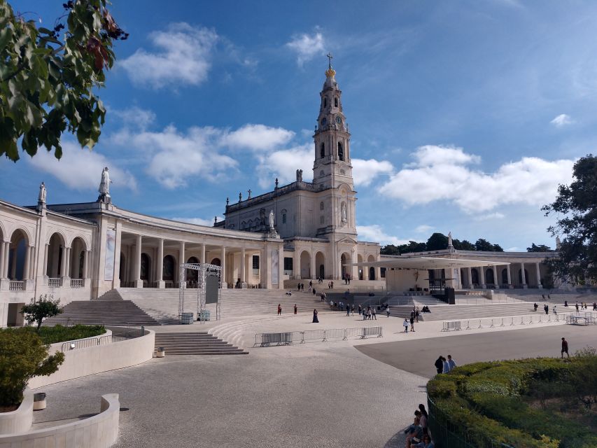 From Lisbon: Fátima Half-Day Shrine and Basilica Tour - Location and Tour Details