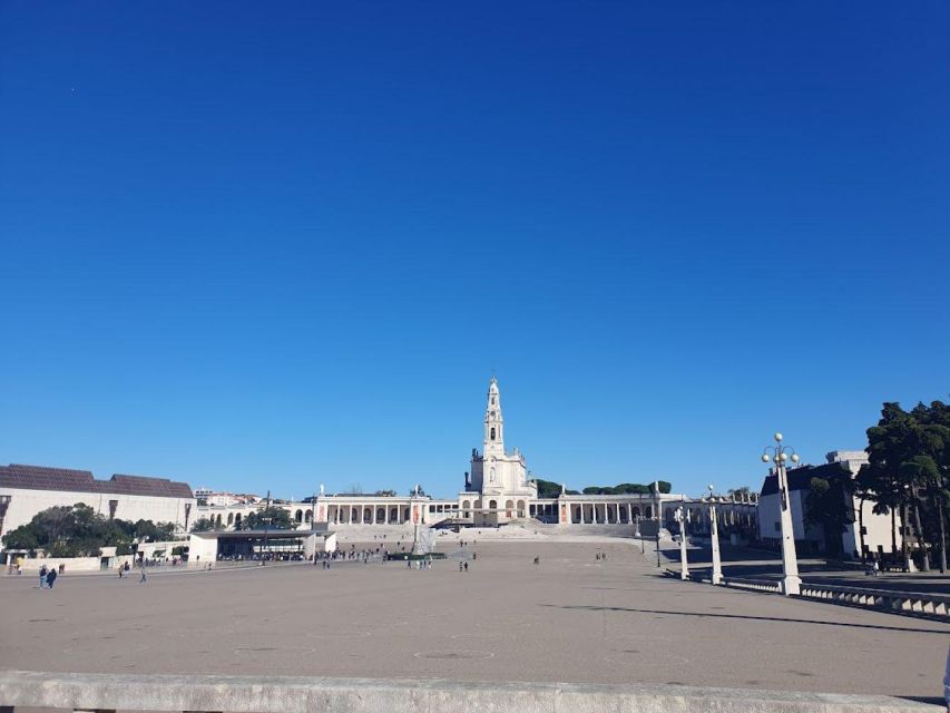 From Lisbon: Tour to Fátima, Batalha and Nazaré - Live Guide and Language Information