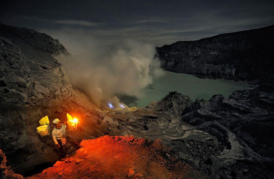 Ijen Crater Trekking Tour From Bali or Banyuwangi - Explore the Ijen Crater at Sunrise