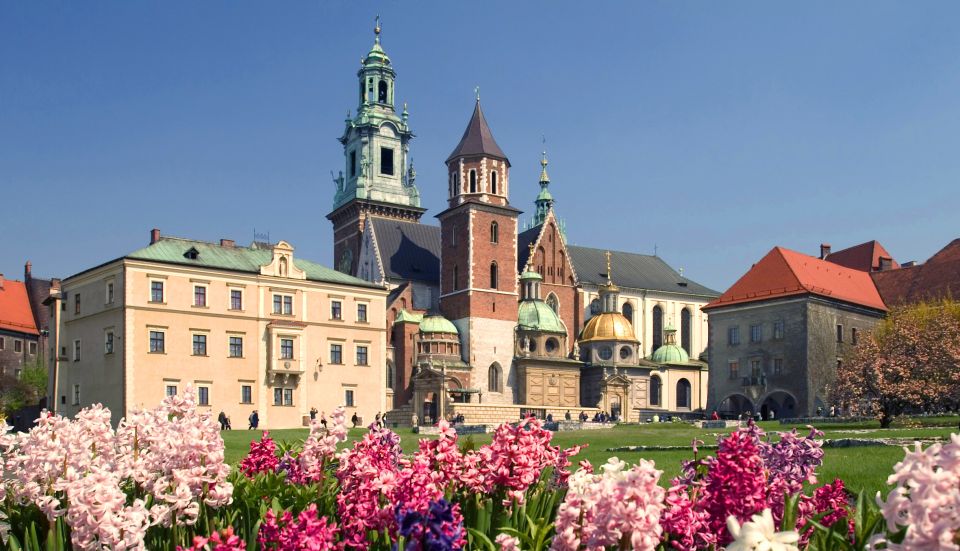 Krakow: Old Town Walking Tour With Visit to Wawel Castle - Sightseeing Experience