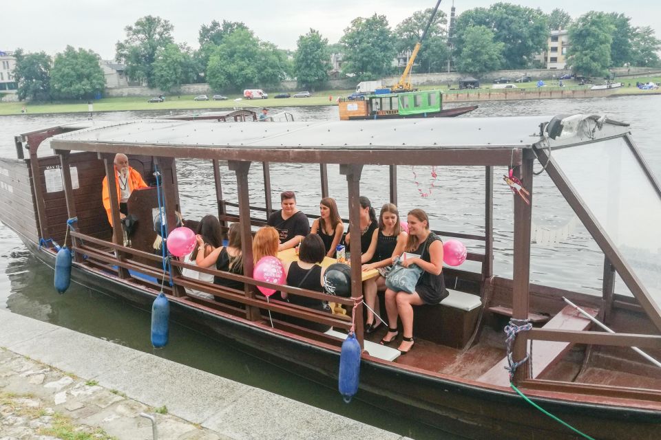 Krakow: Romantic Evening Vistula Cruise With a Glass of Wine - Experience Highlights