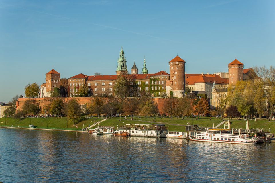 Krakow: Wawel Castle, Cathedral, Rynek Underground and Lunch - Exploring Wawel Cathedral