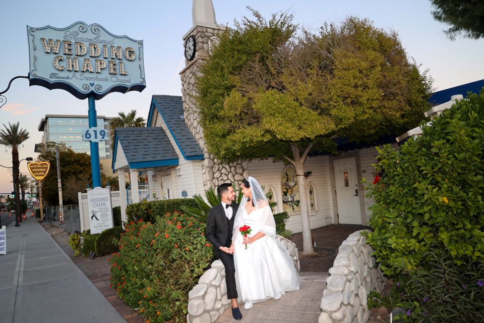 Las Vegas: Wedding or Vow Renewal at Graceland Chapel - Experience Highlights