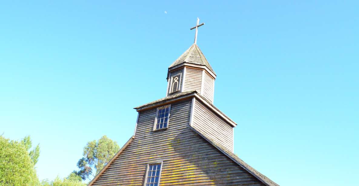 Lemuy Island: Churches and Trees in Chiloé. - Unique Churches of Lemuy Island