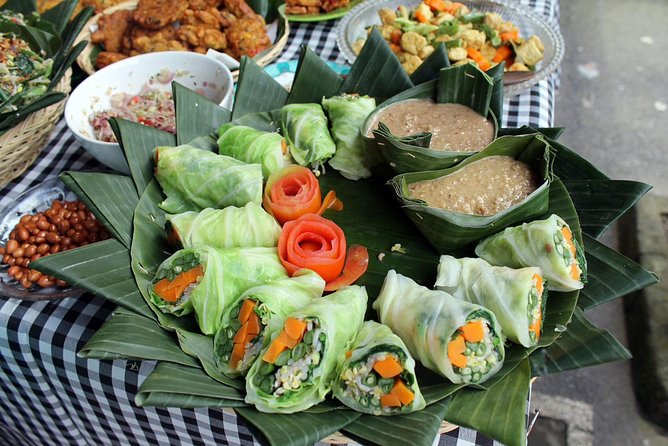 Local Market Tour and Traditional Balinese Cooking Class With a Family in Ubud - Interact and Cook With a Local Family