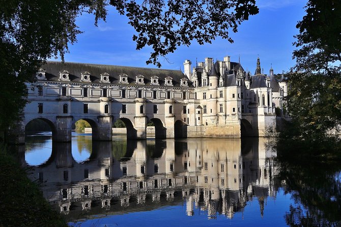 Loire Valley Chateaux From Paris Private Tour - Guides Expert Commentary