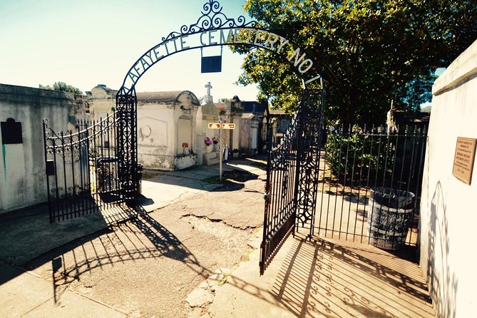 New Orleans Garden District and Lafayette Cemetery Tour - Itinerary