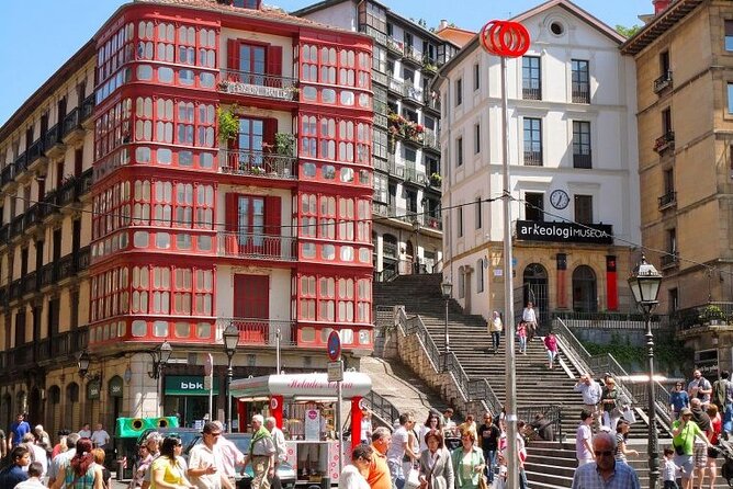 Old Town Bilbao Tour in Small Group - Group Size and Guide