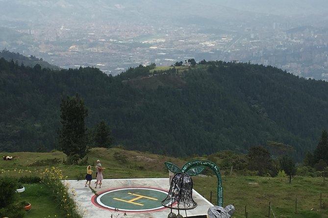 Pablo Escobar and Comuna 13 Small-Group Half-Day Tour - Customer Reviews on Guide Expertise