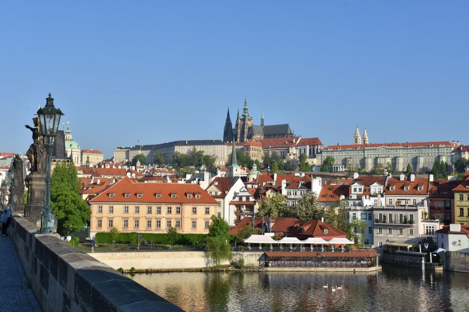 Prague Castle: Admission Ticket With Transfer And Audioguide - Meeting Point Information