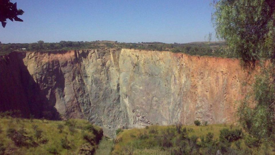 Pretoria: Cullinan Surface Diamond Mine Walking Tour - Experience Highlights and Diamond Market Visit