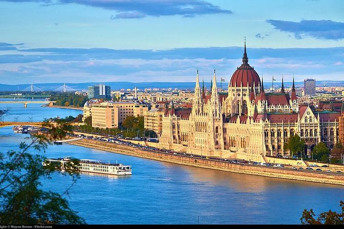 Private Tour of Budapest With a Private Transfer and Guide From Vienna - Guided Sightseeing in Budapest