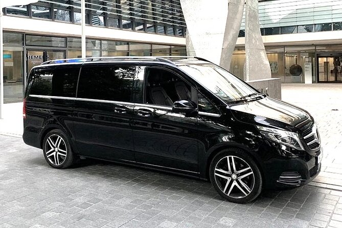 Private Transfer: Singapore to SIN Airport in Luxury Van - Pickup Process