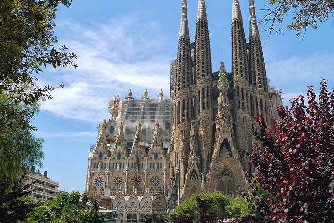 Sagrada Familia Small Group Tour With Skip the Line Ticket - Tour Duration and Guide