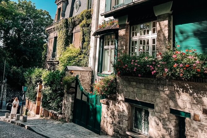 Small Group Walking Tour of Montmartre - Group Size