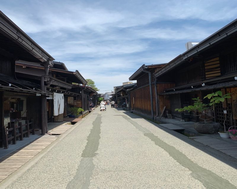 Takayama: Old Town Guided Walking Tour 45min. - Tour Experience