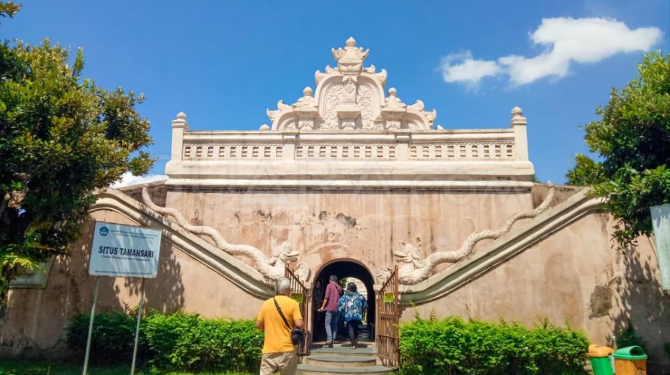 Taman Sari Water Castle, Sultan Palace & Local Food Tasting - Experience Highlights