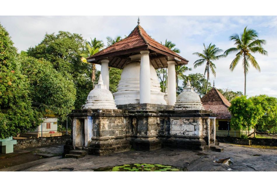 Temple Triad From Kandy: Embekke, Lankathilaka, Gadaladeniya - Embekke Temple Highlights