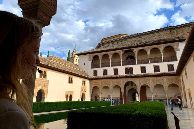 Alhambra and Nasrid Palaces Guided Tour With Tickets - Logistics and Meeting Point Details
