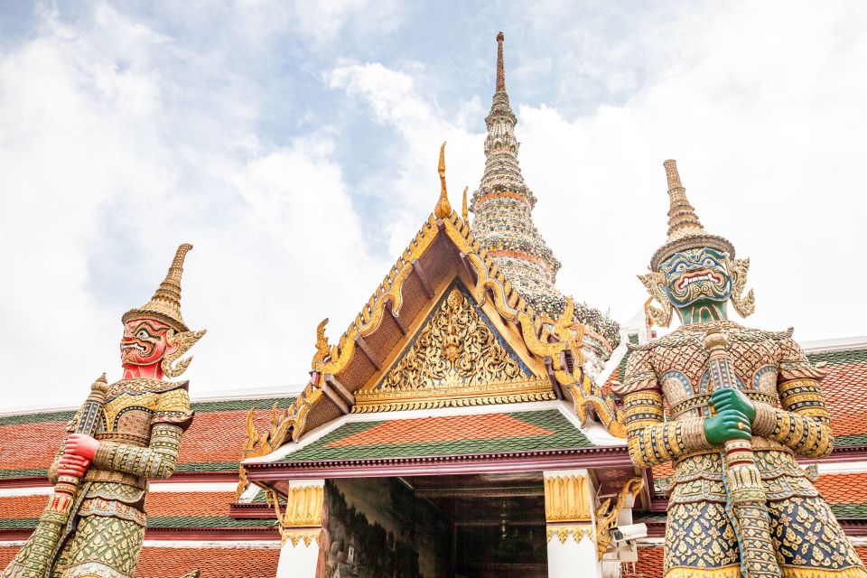 Bangkok: City Highlights Temple and Market Walking Tour - Tour Itinerary