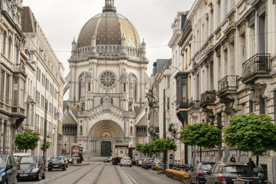 Brussels: First Discovery Walk and Reading Walking Tour - Photography, Stories, and Navigation