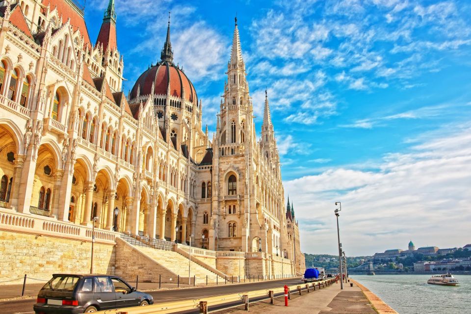 Budapest: Express Walk With a Local in 90 Minutes - Logistics and Meeting Point