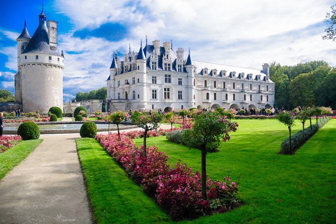Chenonceau Castle Guided Half-Day Trip From Tours - Surrounding Gardens and Grounds