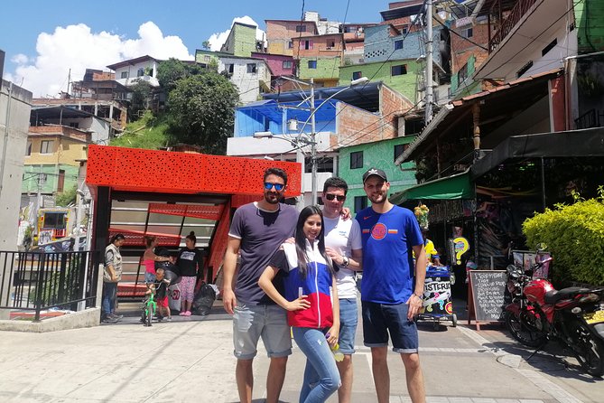 Comuna 13 Graffiti Tour and Enjoy Photos and Videos With Drone - Visual Experience