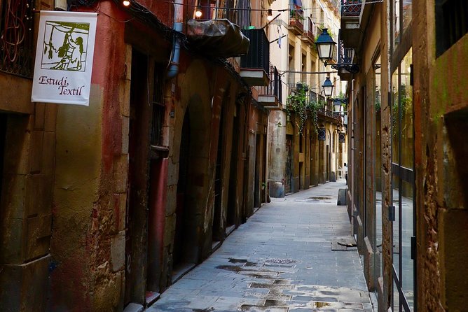 Explore Hidden Streets of Barcelona With a Local - Meeting the Guide