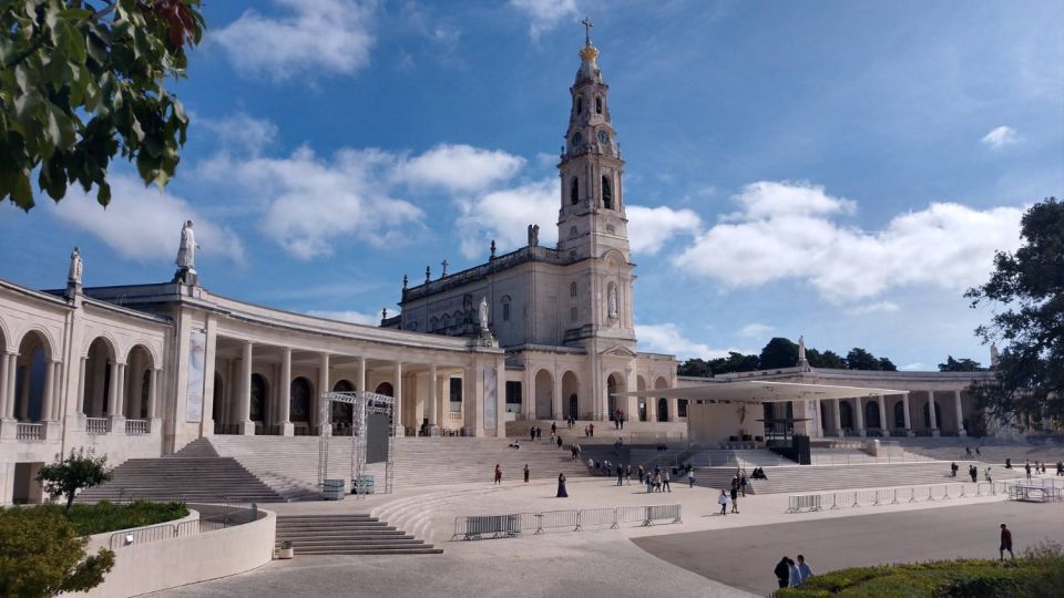 From Lisbon: Fátima & Batalha Monastery Panoramic Bus Tour - Experience Highlights and Comfort Features