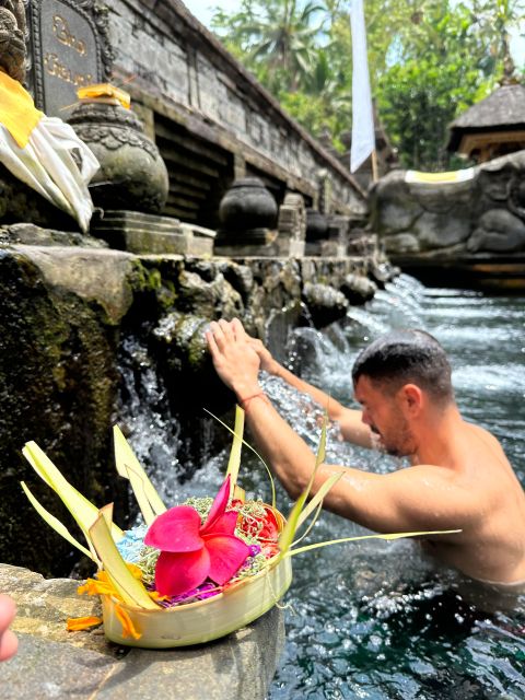 HOLY BATH IN TIRTA EMPUL TEMPLE - Full Description