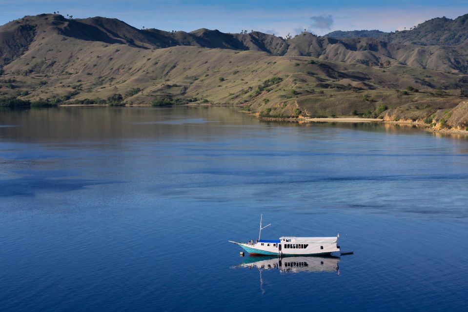 Komodo Islands: Private 2-Day Tour on a Wooden Boat - Tour Highlights and Itinerary