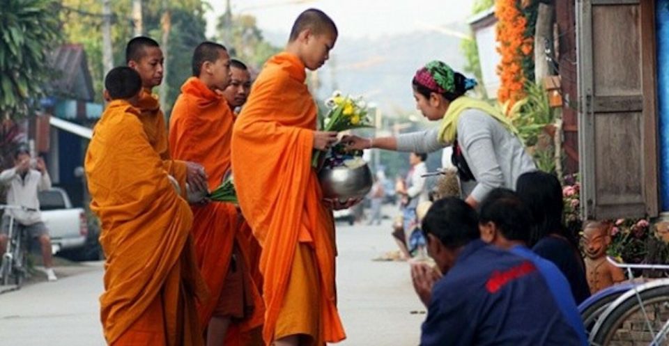 Krabi: Highlights Walking Tour With Buddhist Alms Ceremony - Experience Highlights