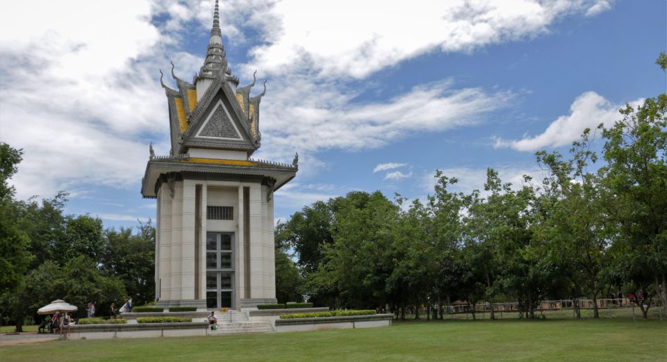 Mad Monkey Phnom Penh S21 and Killing Fields Tour - Cultural Experience Through Food