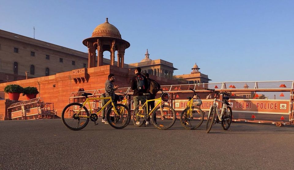 New Delhi: India Gate & Gurudwara Cycle Tour - Tour Description