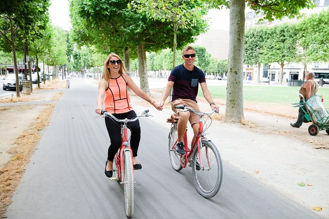 Paris Sightseeing Guided Bike Tour Like a Parisian With a Local Guide - Traveler Experience