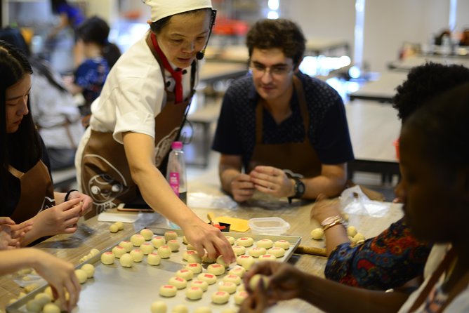 Pineapple Cake DIY - Finishing Touches at Meeting Point