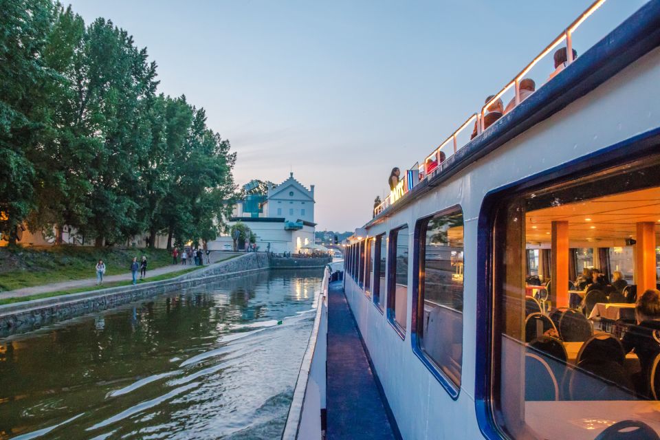 Prague: Sightseeing Boat Cruise With Buffet Dinner - Review Summary