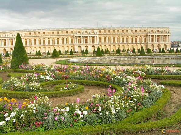 Private Giverny & Versailles Day Trip With Lunch & Hotel Transfers From Paris - Lunch Details