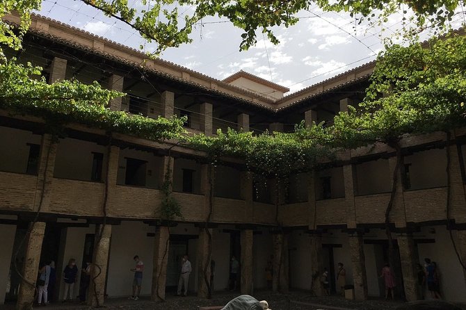 Private Historical Tour at the City Center of Granada and Albaicin - Common questions