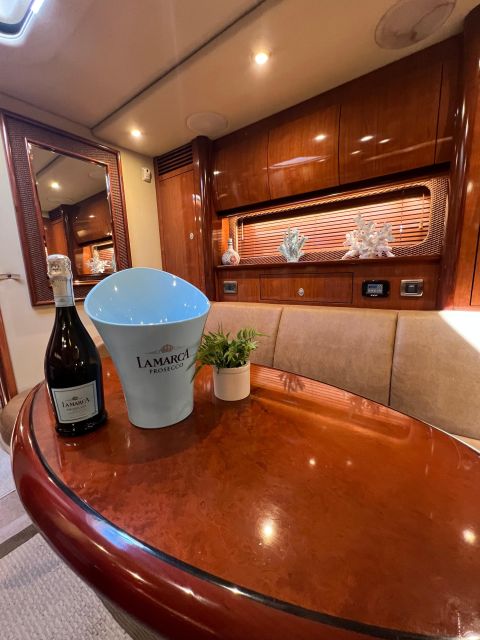 Private Yacht Rentals 4h Champagne Gift - Group Size Options