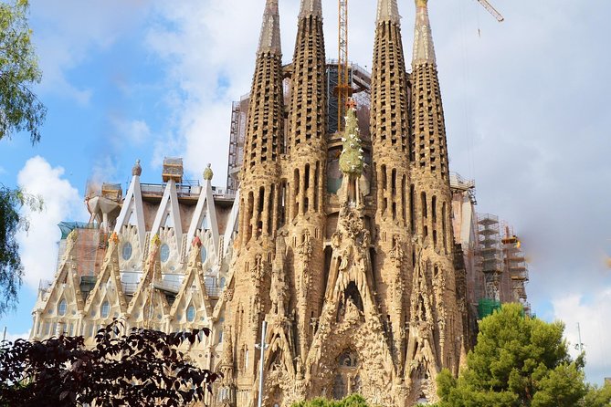 Sagrada Familia: Fast Track Guided Tour With Optional Tower - Additional Information and Guidelines