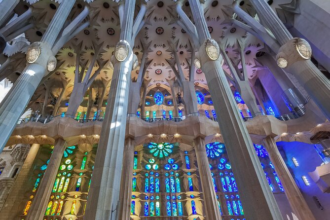 Sagrada Familia Small Group Guided Tour With Skip the Line Ticket - Tour Highlights and Customer Experience