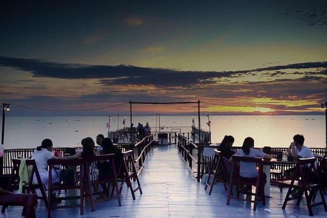 Sunset Dinner and Drinks With a Floating Village Cruise - Experience Highlights