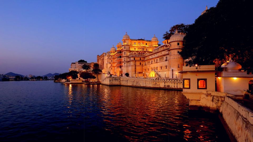 Udaipur: Palace of Udaipur & Jagdish Temple Walking Tour - Experience Highlights