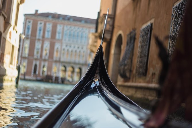 Venice: Grand Canal by Gondola With Commentary - Positive Experiences and Language Commentary Issue